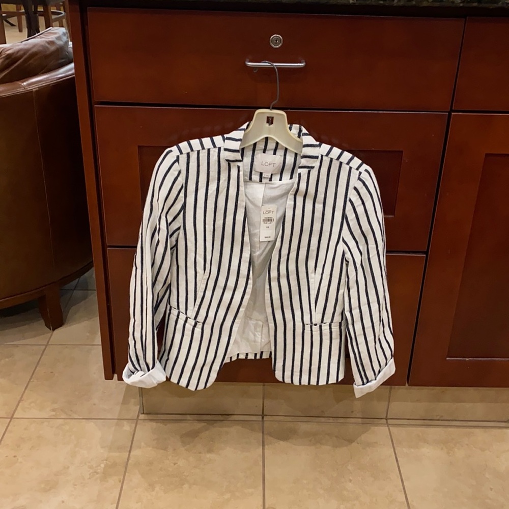 Open short jacket with black and white strips